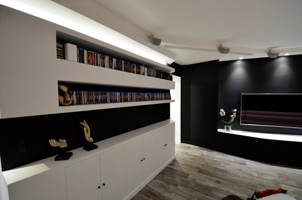 Appartement en noir et blanc, salon, bibliothèque