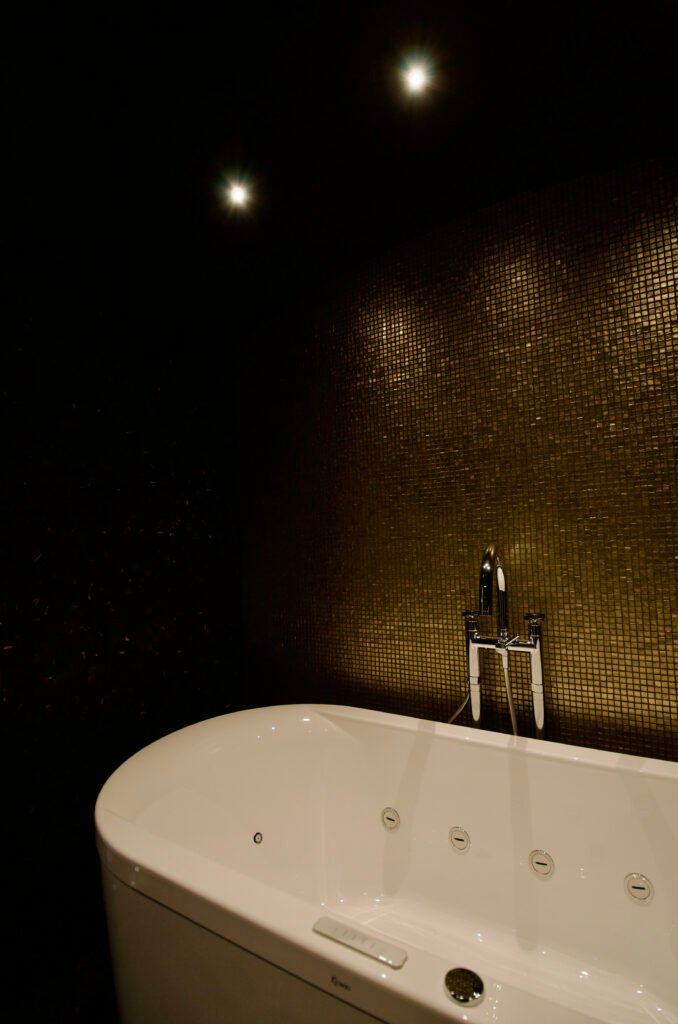 Salle de bain avec hammam, mosaic marbre noir et or